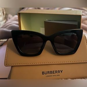 Burberry NEVER WORN cat eye sunglasses